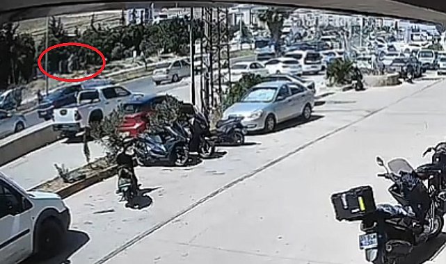 Yolun karşısına geçerken otomobilin çarptığı kadın öldü; kaza kamerada