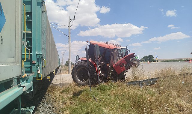 Yük treni, hemzemin geçitte traktöre çarptı: 1 yaralı