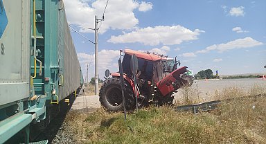 Yük treni, hemzemin geçitte traktöre çarptı: 1 yaralı
