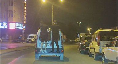 Zeytinburnu'nda 2 kişinin hafif ticari aracın arkasındaki tehlikeli yolculuğu kamerada
