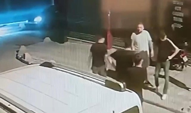 Zeytinburnu'nda sokak ortasında bıçaklı saldırı kamerada
