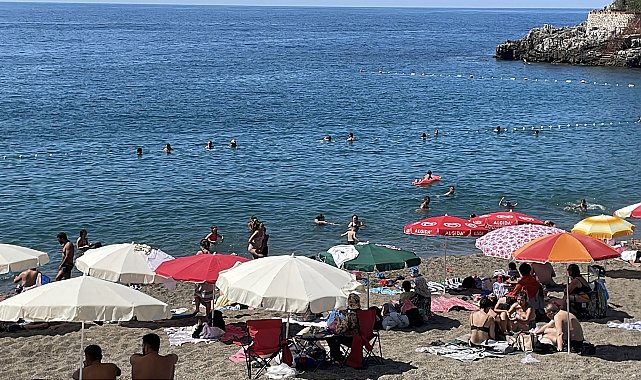 Zonguldak'ta 4 günlük denize girme yasağı sona erdi, plaj doldu