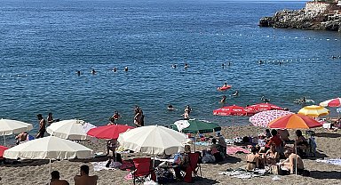 Zonguldak'ta 4 günlük denize girme yasağı sona erdi, plaj doldu