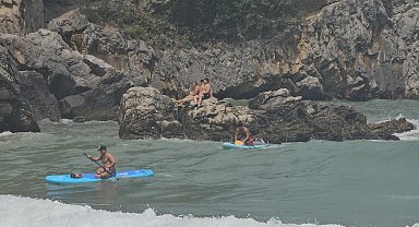Zonguldak'ta dalgalar arttı, 7 kişi denizde zor anlar yaşadı