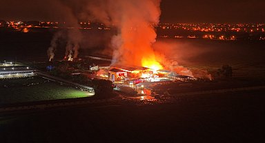14 saat sonra kontrol altına alınan saman deposundaki yangında 20 milyonluk zarar oluştu