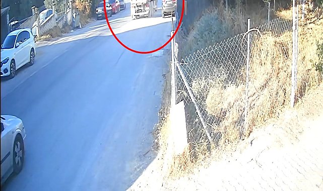 2 otomobile çarpan hafriyat kamyonu, evin bahçesine düştü