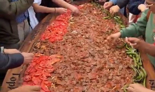 3 metrelik tepside 50 kilo İskender kebabı yemek için sıraya girdiler