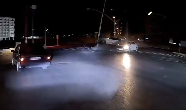 'Işık ihlali' kazası kamerada; 3 yaralı