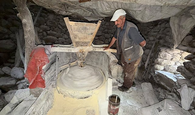 47 yıldır dede yadigarı su değirmenini işletiyor
