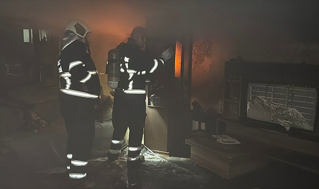 5 katlı apartmanın 3'üncü katında yangın çıktı; 2 kişi dumandan etkilendi