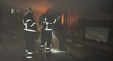 5 katlı apartmanın 3'üncü katında yangın çıktı; 2 kişi dumandan etkilendi