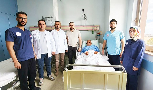 82 yaşındaki hastanın mesanesinden 42 parça taş çıkarıldı