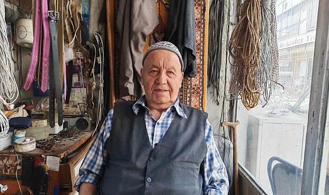 92 yaşındaki semer ustası, zanaatını yaşatmak için 2 bastonuyla dükkan açıyor
