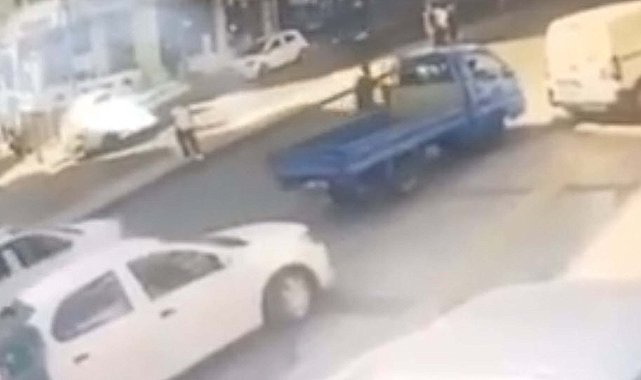 Açtığı kamyonetin kapısı bisikletliye çarptı