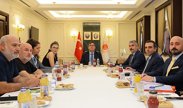 Adalet Bakan Yardımcısı Tuncay, depremde yakınlarını kaybedenlerle bir araya geldi