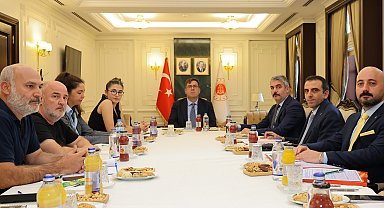 Adalet Bakan Yardımcısı Tuncay, depremde yakınlarını kaybedenlerle bir araya geldi