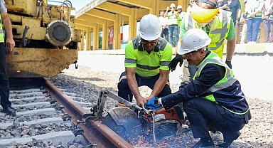 Adapazarı'nda tren hattının yer altına alınması projesinde ilk ray söküldü
