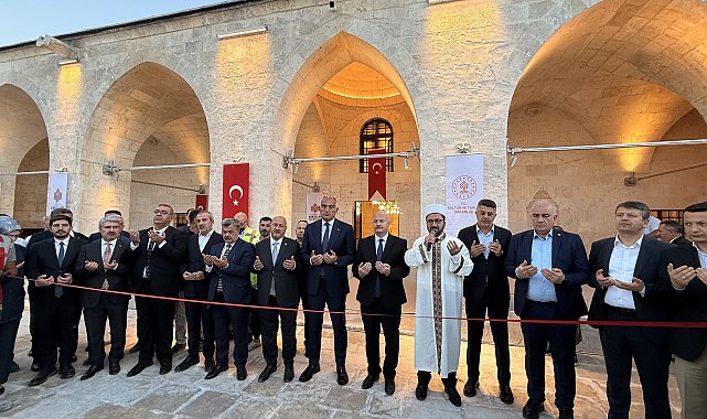 Adıyaman'da depremde hasar gören camiler ve türbe ibadete açıldı