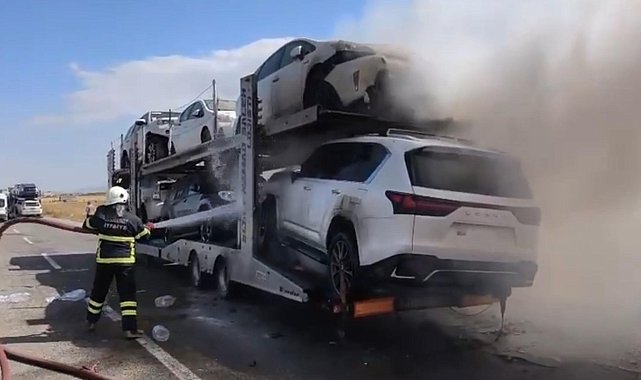 Ağrı'da otomobil yüklü TIR'da yangın