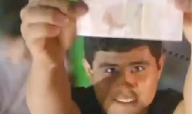 Aldıkları ekmeğin parasını kameraya gösterip ekmek dolabına bıraktı