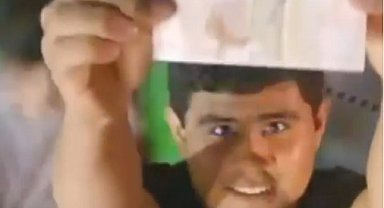 Aldıkları ekmeğin parasını kameraya gösterip ekmek dolabına bıraktı