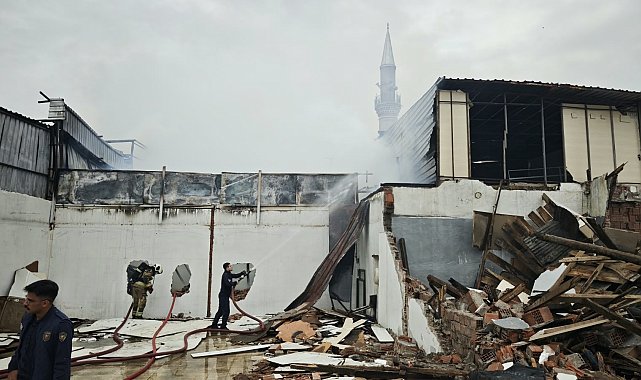 Ankara'da çıkan yangında iki mobilya dükkanı kullanılamaz hale geldi