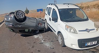 Ankara'da otomobil ve hafif ticari araç çarpıştı: 3 yaralı