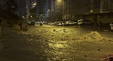 Ankara'da sağanak sonrası rögar taştı; alt kattaki evleri su bastı