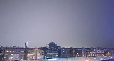 Ankara'da şimşekler gökyüzünü aydınlattı