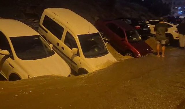 Ankara'da şimşekler gökyüzünü aydınlattı