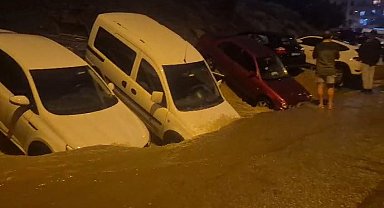 Ankara'da şimşekler gökyüzünü aydınlattı