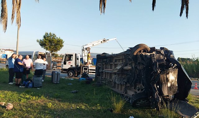 Antalya'da üç aracın karıştığı zincirleme kaza kamerada: 15 yaralı - Yeniden