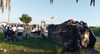 Antalya'da üç aracın karıştığı zincirleme kaza kamerada: 15 yaralı - Yeniden