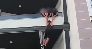 Aranan hükümlü, baskına gelen polisleri görünce balkondan kaçmaya çalıştı