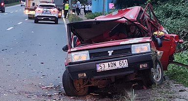 Arıza nedeniyle yol kenarında duran otomobile TIR çarptı; 2 yaralı