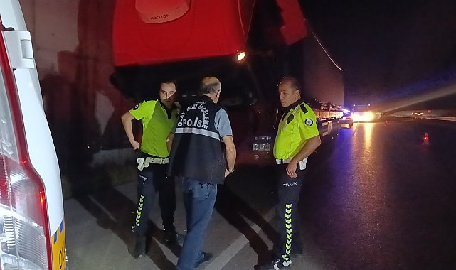 Arızalanan TIR'ı tamir ederken otomobil çarptı; 1 ağır yaralı