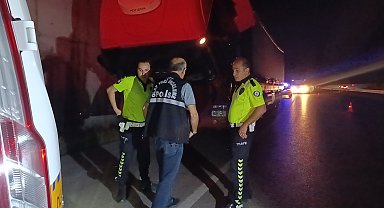 Arızalanan TIR'ı tamir ederken otomobil çarptı; 1 ağır yaralı