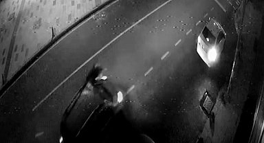 Arnavutköy'de hafif ticari araç ile motosikletin çarpıştığı kaza kamerada: 2 yaralı