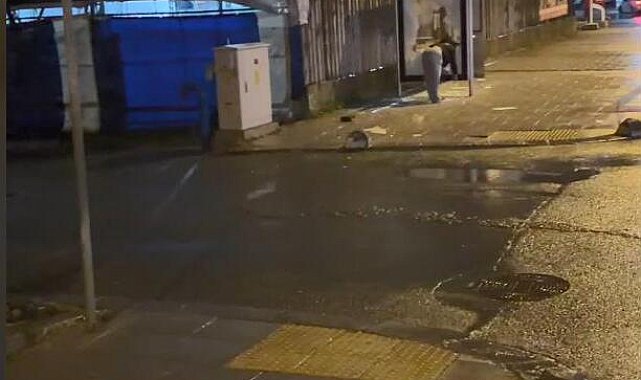 Arnavutköy'de otobüs durağıının camını taşla kırdı