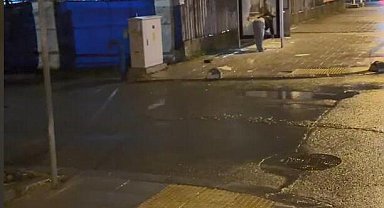 Arnavutköy'de otobüs durağıının camını taşla kırdı
