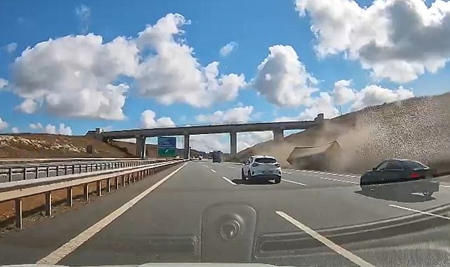 Arnavutköy'de TIR'dan ayrılan dorse şarampole devrildi