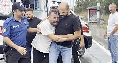 Arnavutköy'de yağış nedeniyle kayganlaşan yola devrilen kamyona hafriyat kamyonu çarptı; 2 yaralı