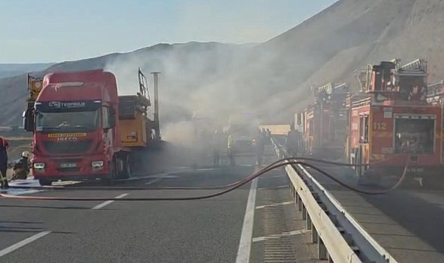Asfalt makinesi yüklü TIR alev alev yandı; yol 1,5 saat ulaşıma kapandı
