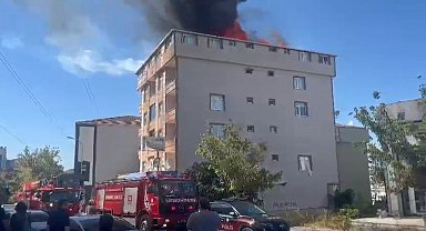 Ataşehir'de 5 katlı binanın çatısı alev alev yandı
