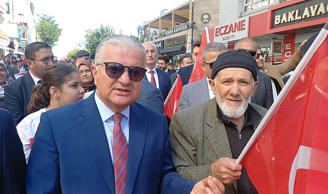 Atatürk'ün sesine benzeyen sesiyle tanınan emekli postacı, Onuncu Yıl Nutku'nu okudu
