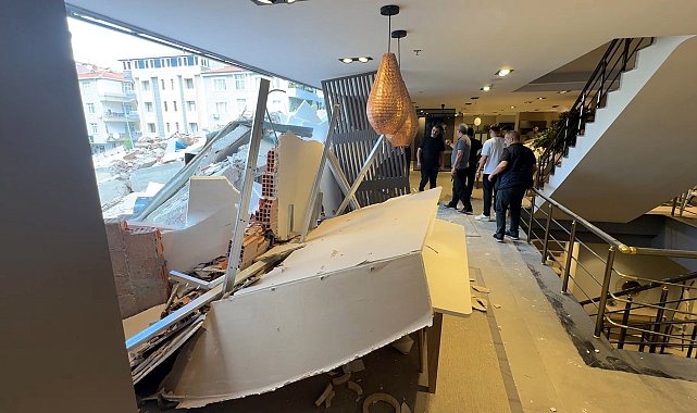 Avcılar'da kontrollü yıkım sırasında bina çöktü; yoldan geçenler son anda kurtuldu Farklı açı güvenlik kamerasıyla