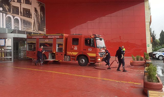 AVM'deki teknoloji mağazasında yangın
