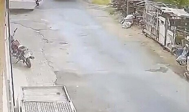 Aydın'da kamyonetten sarkan demir, çocuğa çarptı; o anlar kamerada