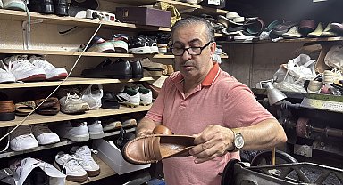 Baba mesleği ayakkabı tamirciliğini 55 yıldır sürdürüyor