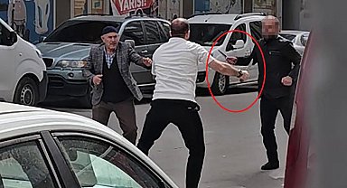 Babasını darbeden kişiye tabancayla bacağından yaraladı; o anlar kamerada
